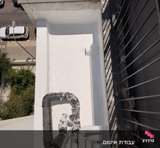 גג עם צינורות ואיטום לבן